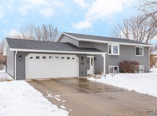 5800 W Pebble Creek Rd, Sioux Falls, SD 57106