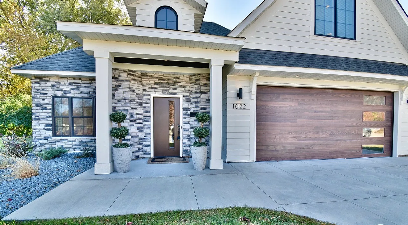 4 bed, 3.5 bath, 3868 sqft, $9,995 — Photo 1