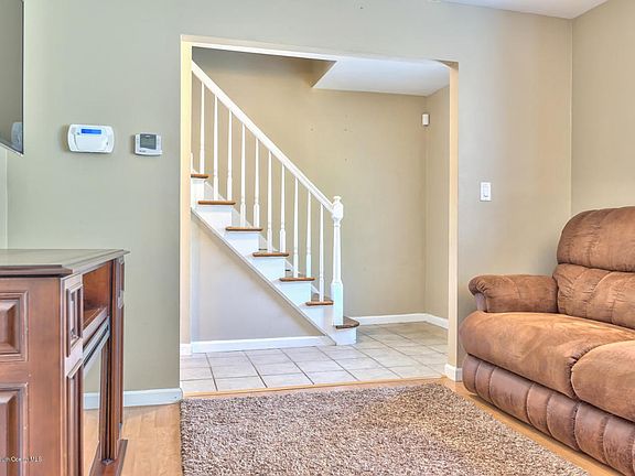 4th image of 573 Parkwood Ave