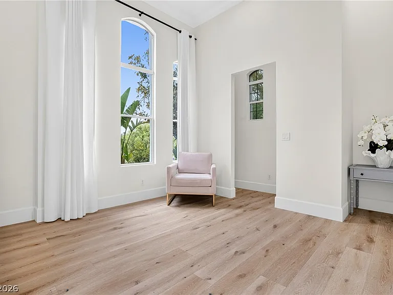 304 N Royal Ascot Dr — Photo 57