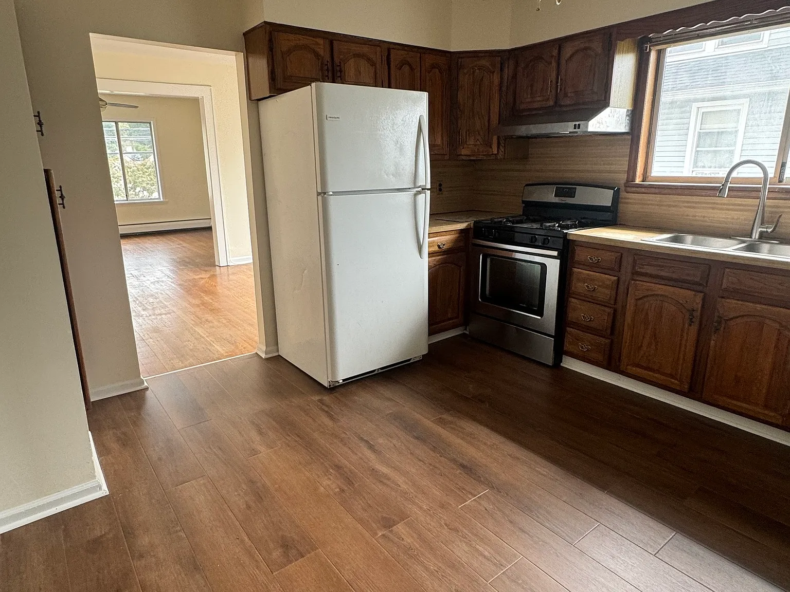3 bed, 1.0 bath, 1050 sqft, $2,650 — Photo 4