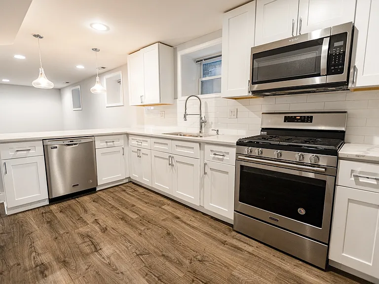 2127 N Sheffield Ave — Photo 1