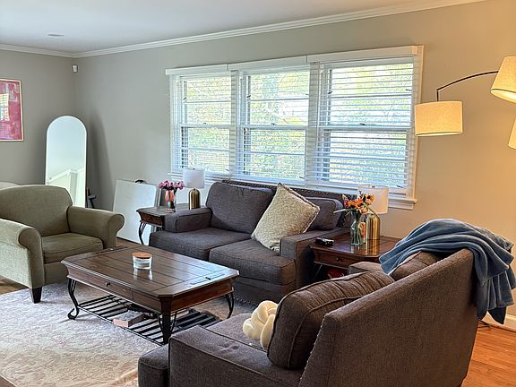 3rd image of 3203 Merriman Ave
