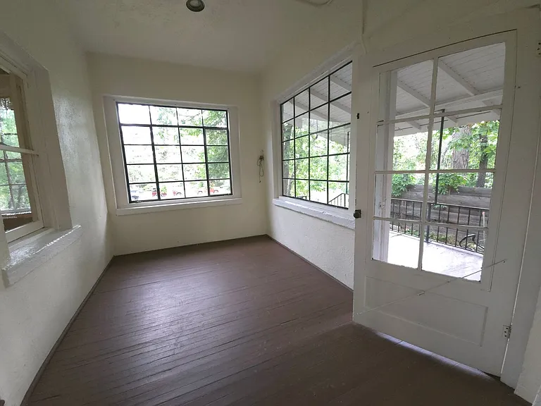 740 University Ave — Photo 24