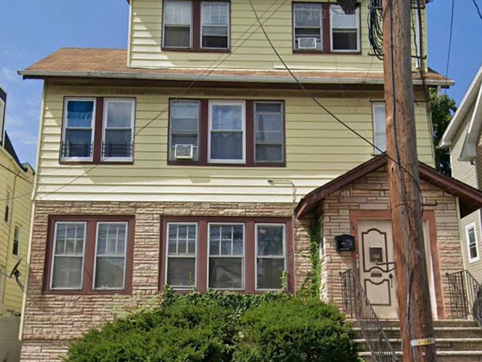 1st image of 139 Isabella Ave Floor 3