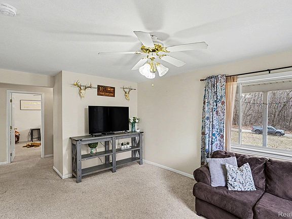 3rd image of 90 S Elm Grove Rd