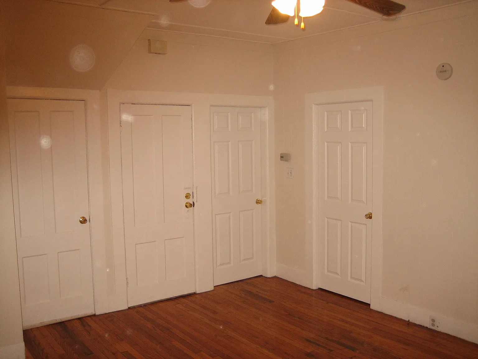 3 bed, 1050 sqft, $2,000 — Photo 3