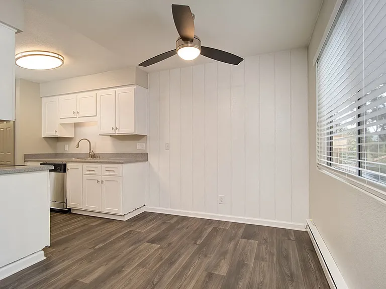 St. Charles Oaks Apartments — Photo 32