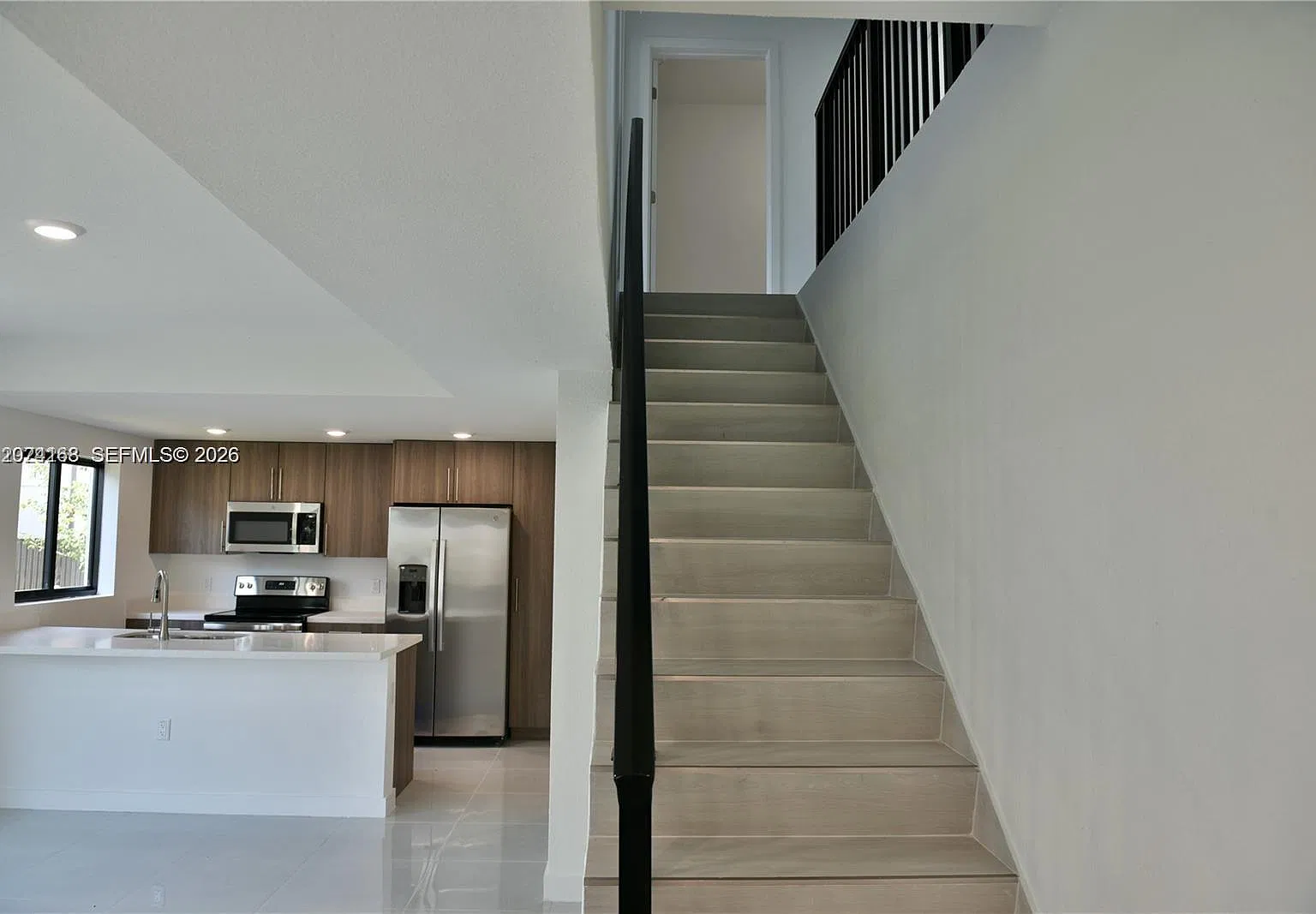 5 bed, 1902 sqft, $3,100 — Photo 2