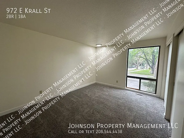 972 E Krall St — Photo 9