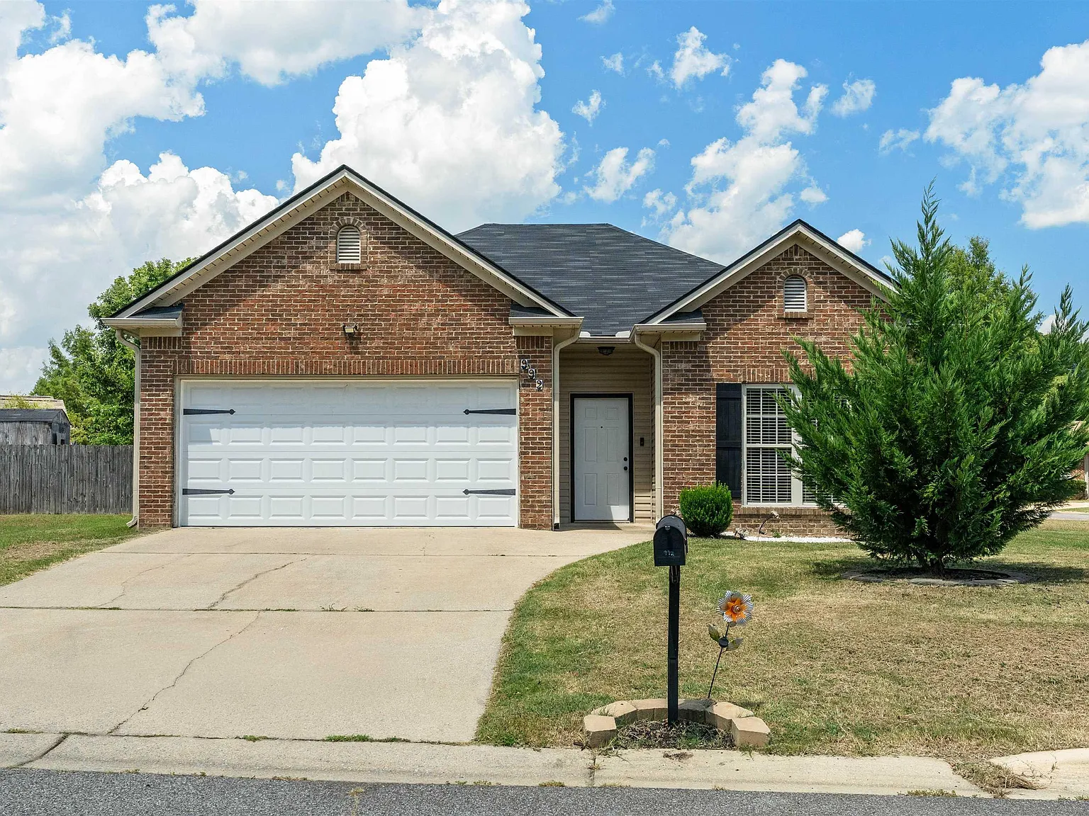 3 bed, 2.0 bath, 1423 sqft, $1,600 — Photo 2
