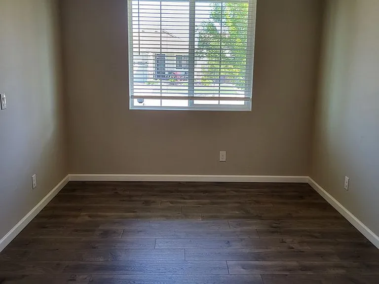 556 Bondgard Ave E — Photo 5
