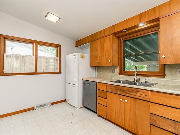 3rd image of 4301 Northwood Dr NE