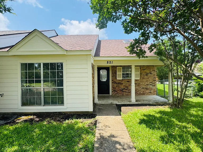 821 Colchester Dr — Photo 2