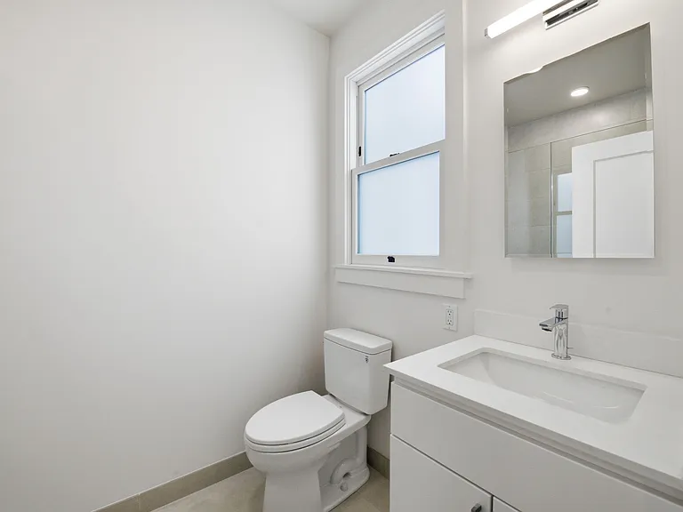 1141 Bay St — Photo 15