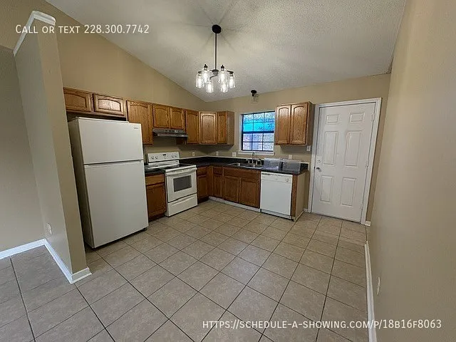 2414 34th Ave — Photo 2