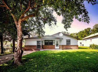 618 E 17th Ave, Winfield, KS 67156