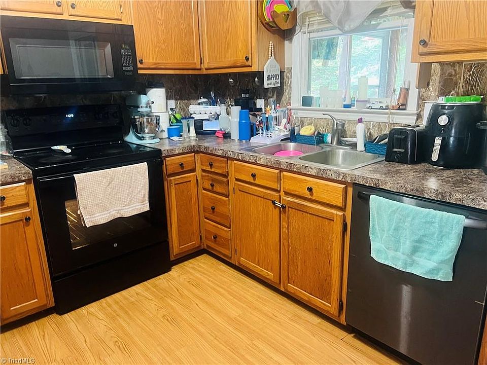 2nd image of 215 Oak Ridge Pl