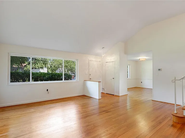 4516 Gretna St — Photo 6