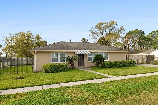 3 bed, 1.0 bath, 1298 sqft, $2,300 — Photo 1