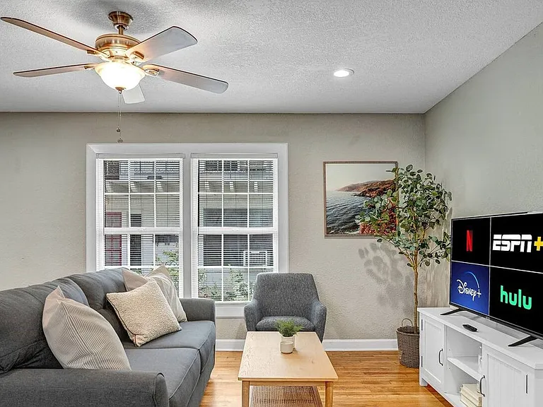 Charming 2-bedroom, 1-bathroom apartment! — Photo 8