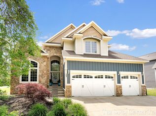 17 Boulder Dr, Norton Shores, MI 49444