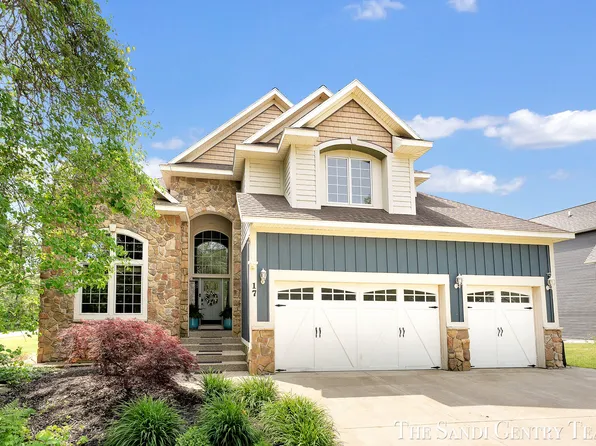 17 Boulder Dr, Norton Shores, MI 49444