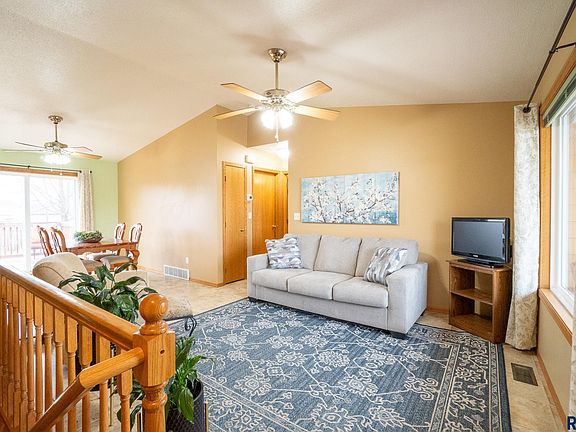 3rd image of 806 Lois Ln