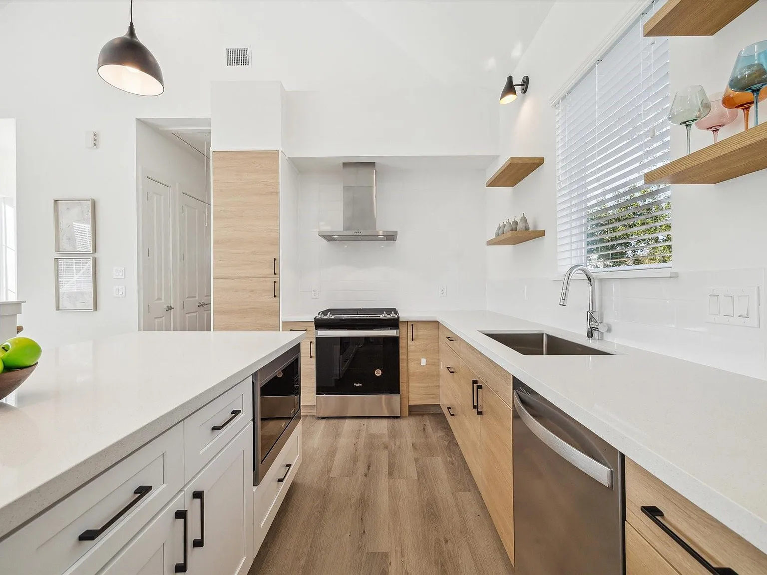 3 bed, 2.5 bath, 1528 sqft, $2,350 — Photo 4