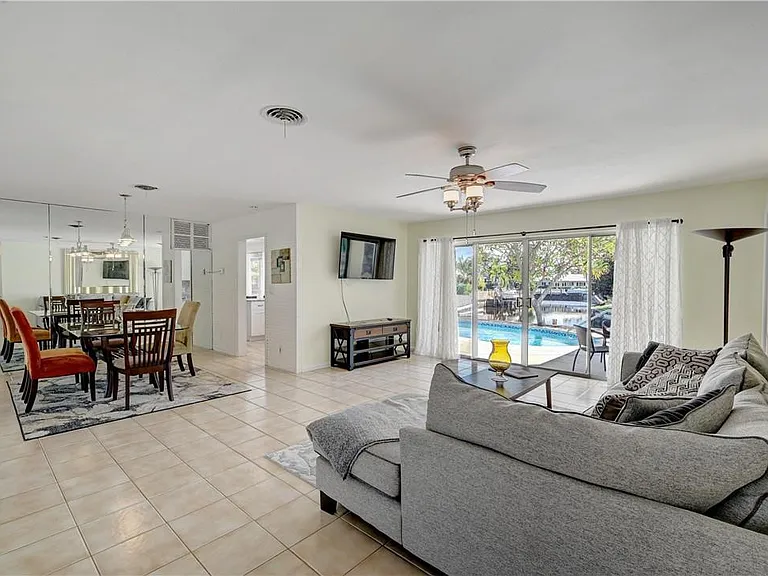 840 SW 7th St — Photo 7