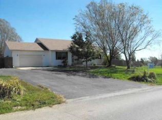 818 S 9th St, Osage City, KS 66523