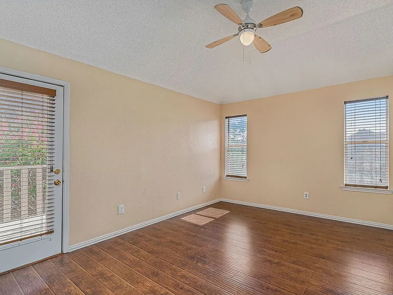 588 Lake Forest Dr — Photo 15