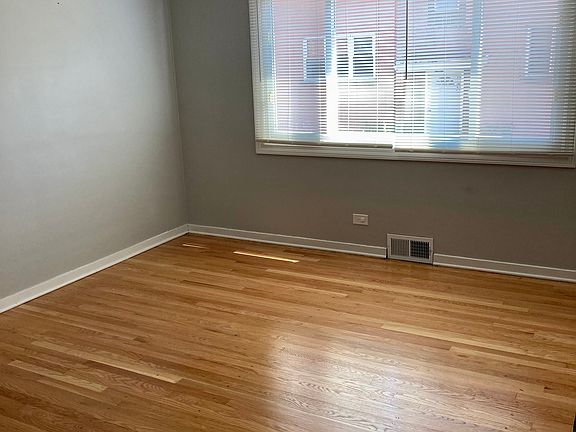 5th image of 2440 W Berwyn Ave APT 2