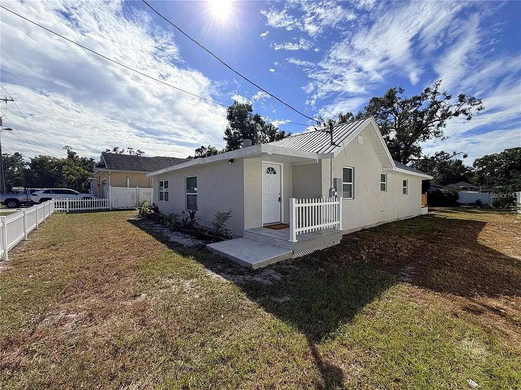 4 bed, 2.0 bath, 1986 sqft, $2,700 — Photo 3