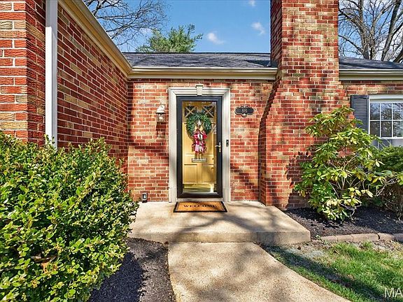 3rd image of 881 Victoria Pl