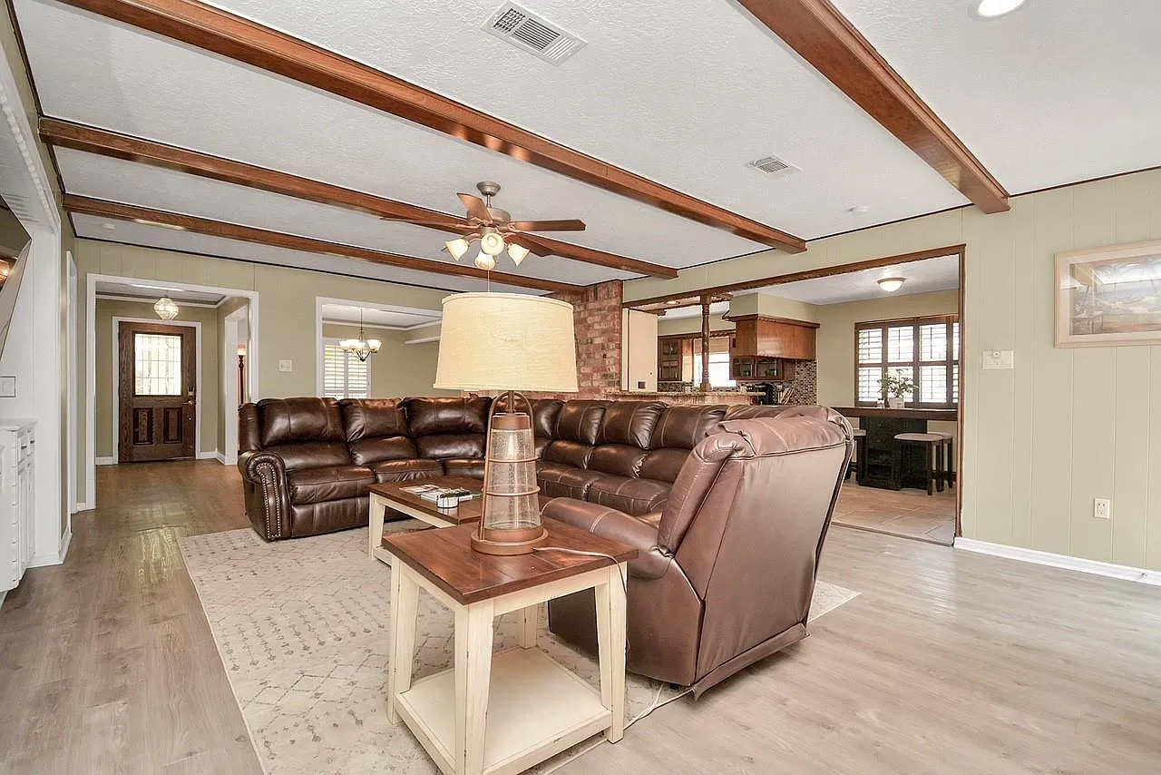 3 bed, 2.0 bath, 2205 sqft, $2,850 — Photo 4