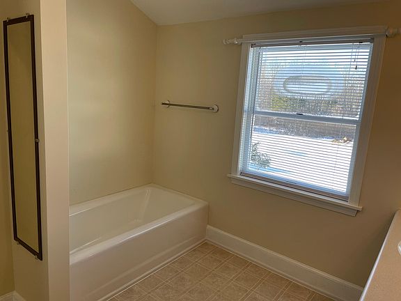Bathroom tub