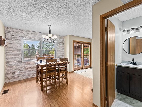 4th image of 1098 Wesley Dr