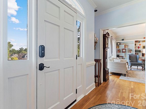 4th image of 1006 Chelsea Pl