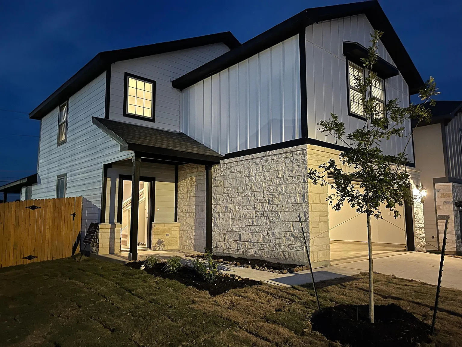 4 bed, 2.5 bath, 2200 sqft, $2,400 — Photo 3
