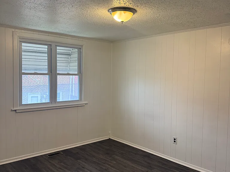 1402 Cosgrove St — Photo 6