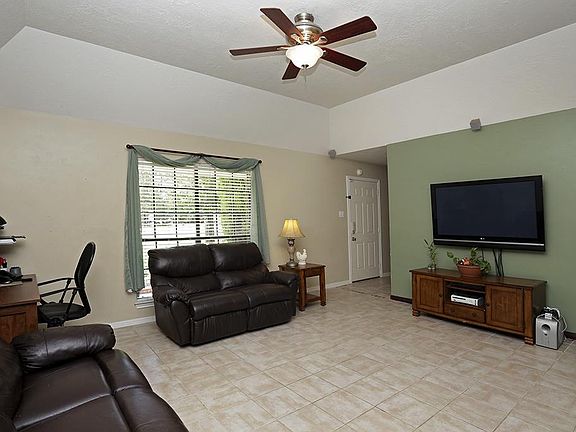 3rd image of 402 Pine Circle Dr