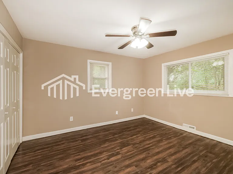 11301 Corrington Ave — Photo 9