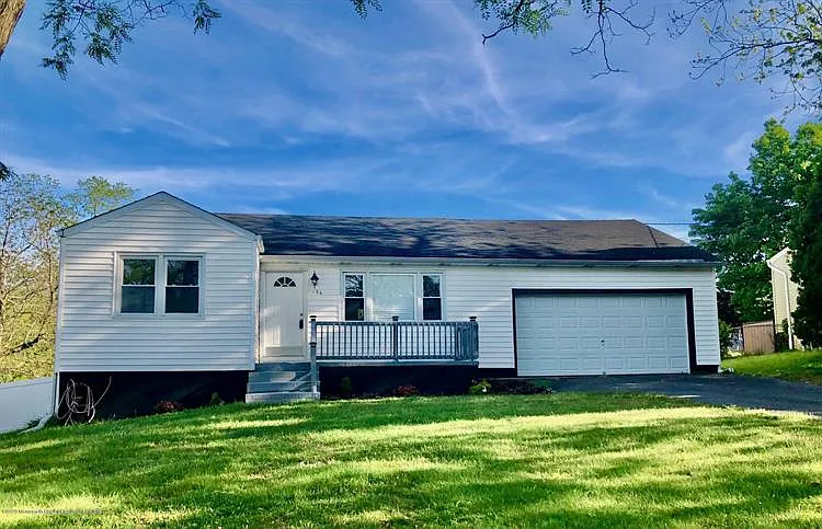196 Maple Ave photo 1