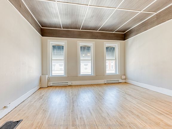 3rd image of 48 Dundas St E