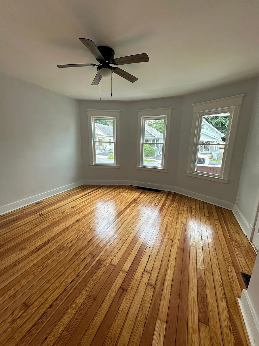 Building Photo - 114 N Toll St #1