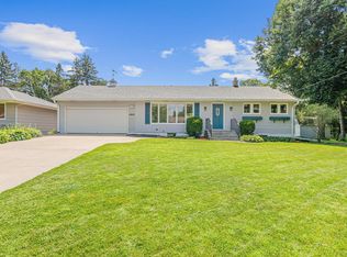 1456 Burke Ave W, Roseville, MN 55113