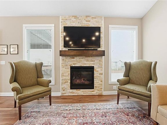 3rd image of 109 SE Riley St