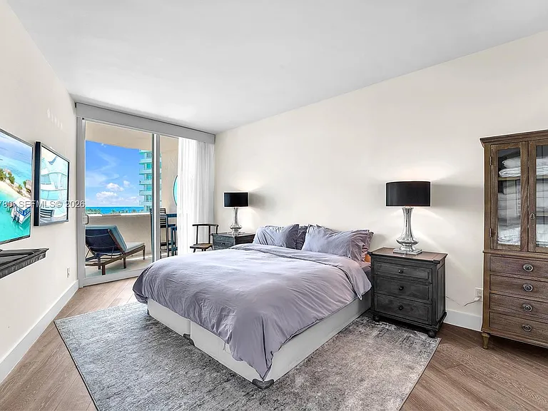 300 S Pointe Dr #809 — Photo 15