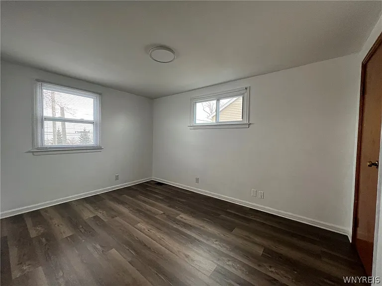 512 Cayuga Rd — Photo 16